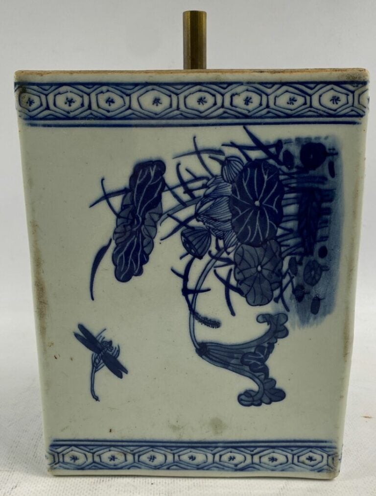 CHINE, XXe siècle - Plaque rectangulaire en porcelaine bleu blanc à décor de tr…