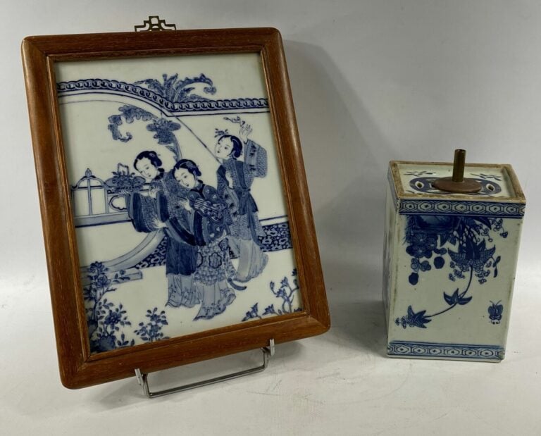 CHINE, XXe siècle - Plaque rectangulaire en porcelaine bleu blanc à décor de tr…