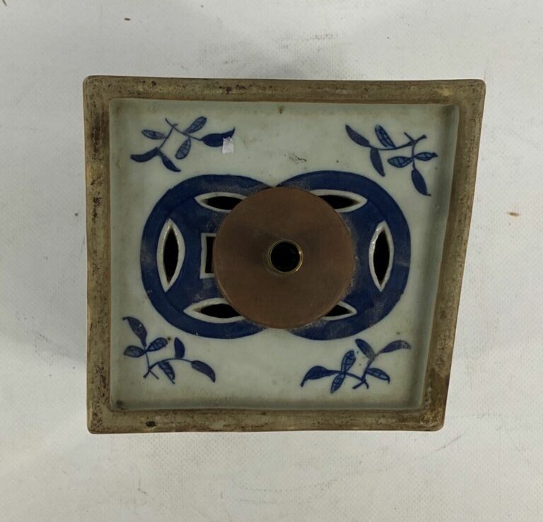 CHINE, XXe siècle - Plaque rectangulaire en porcelaine bleu blanc à décor de tr…
