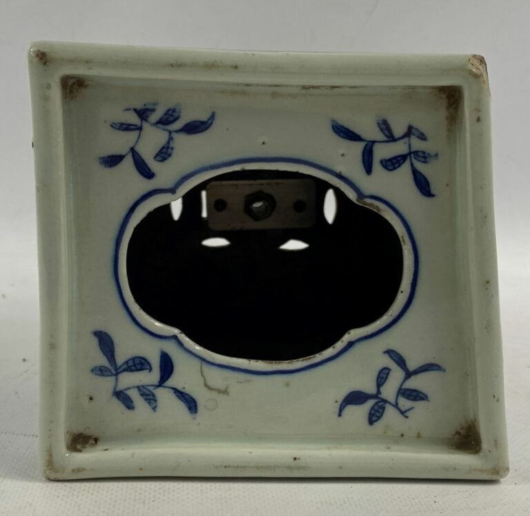 CHINE, XXe siècle - Plaque rectangulaire en porcelaine bleu blanc à décor de tr…