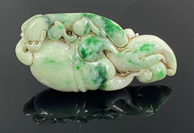 CHINE, XXe siècle - Poids à rouleaux en jade jadéité sculpté dans une pierre d'…