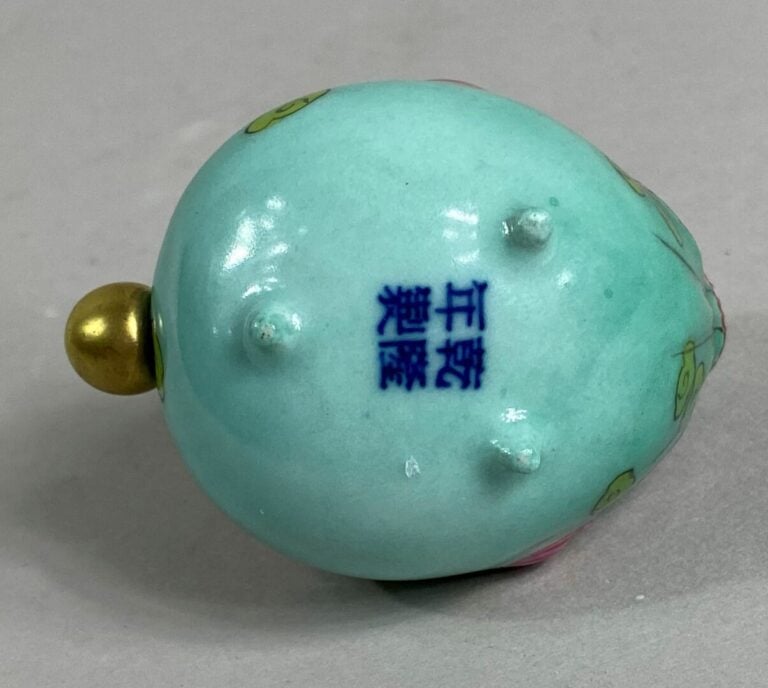CHINE, XXe siècle - Poids rouleau / Tabatière en céramique émaillée formant une…