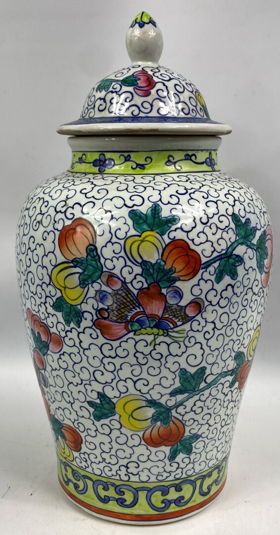 CHINE, XXe siècle - Potiche couverte à décor de papillons et de fleurs sur fond…