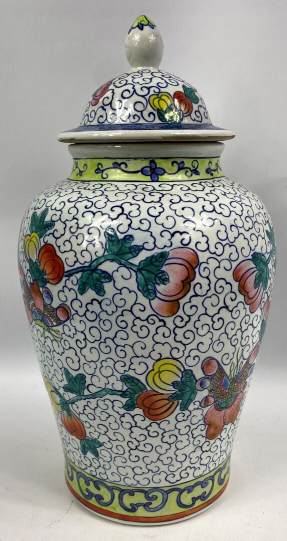 CHINE, XXe siècle - Potiche couverte à décor de papillons et de fleurs sur fond…
