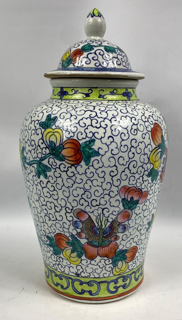 CHINE, XXe siècle - Potiche couverte à décor de papillons et de fleurs sur fond…