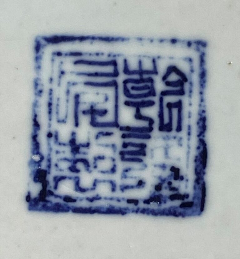 CHINE, XXe siècle - Potiche couverte à décor de papillons et de fleurs sur fond…