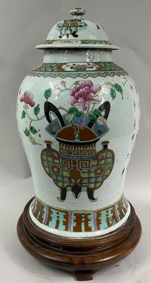 CHINE, XXe siècle - Potiche couverte en porcelaine émaillée à décor de brûle-pa…