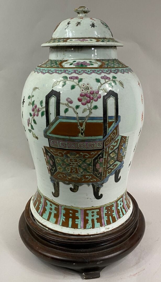 CHINE, XXe siècle - Potiche couverte en porcelaine émaillée à décor de brûle-pa…