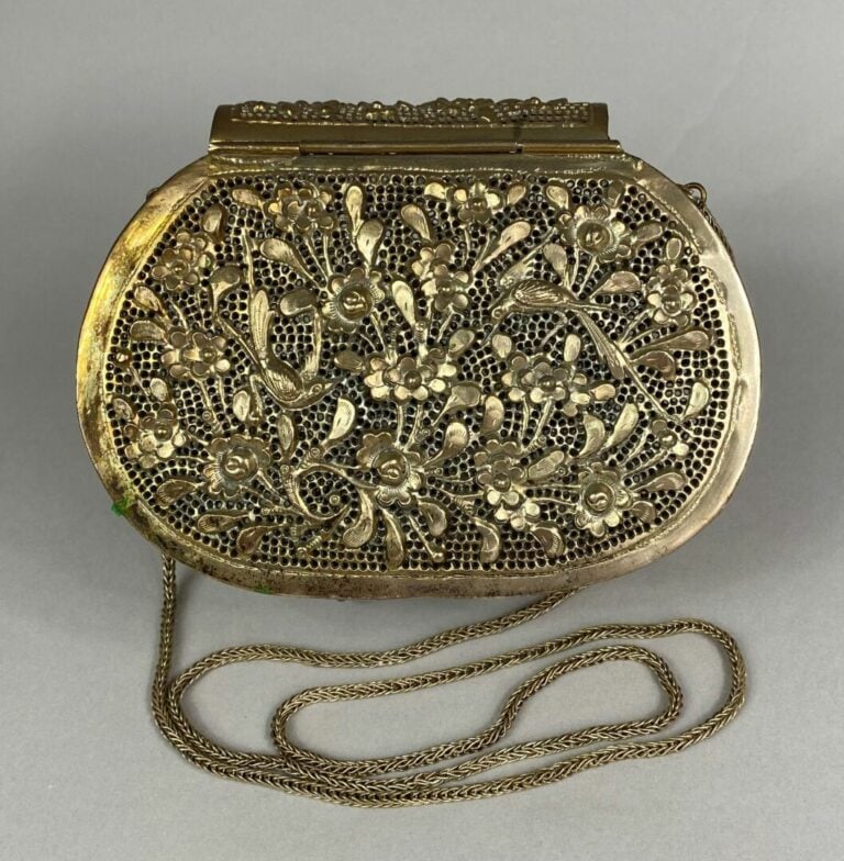 CHINE, XXe siècle - Sac du soir en alliage de métal à décor ajouré de volatiles…
