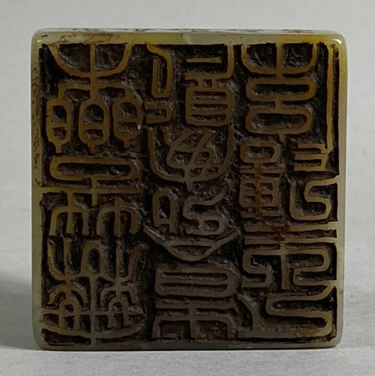CHINE, XXe siècle - Sceau en pierre dure sculptée, de section carrée, à l'effig…