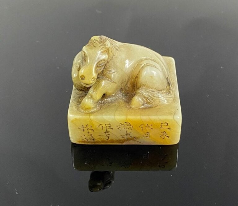 CHINE, XXe siècle - Sceau en pierre dure sculptée, de section carrée, à l'effig…