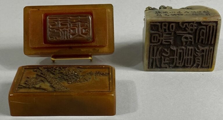 CHINE, XXe siècle - Sceau en pierre dure sculptée d'un paysage aux pins. Callig…