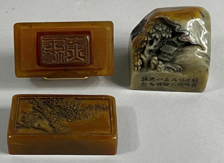CHINE, XXe siècle - Sceau en pierre dure sculptée d'un paysage aux pins. Callig…