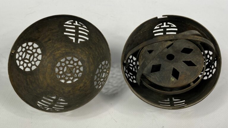CHINE, XXe siècle - Sphère ajourée en bronze à patine brune, ouvrant en son cen…