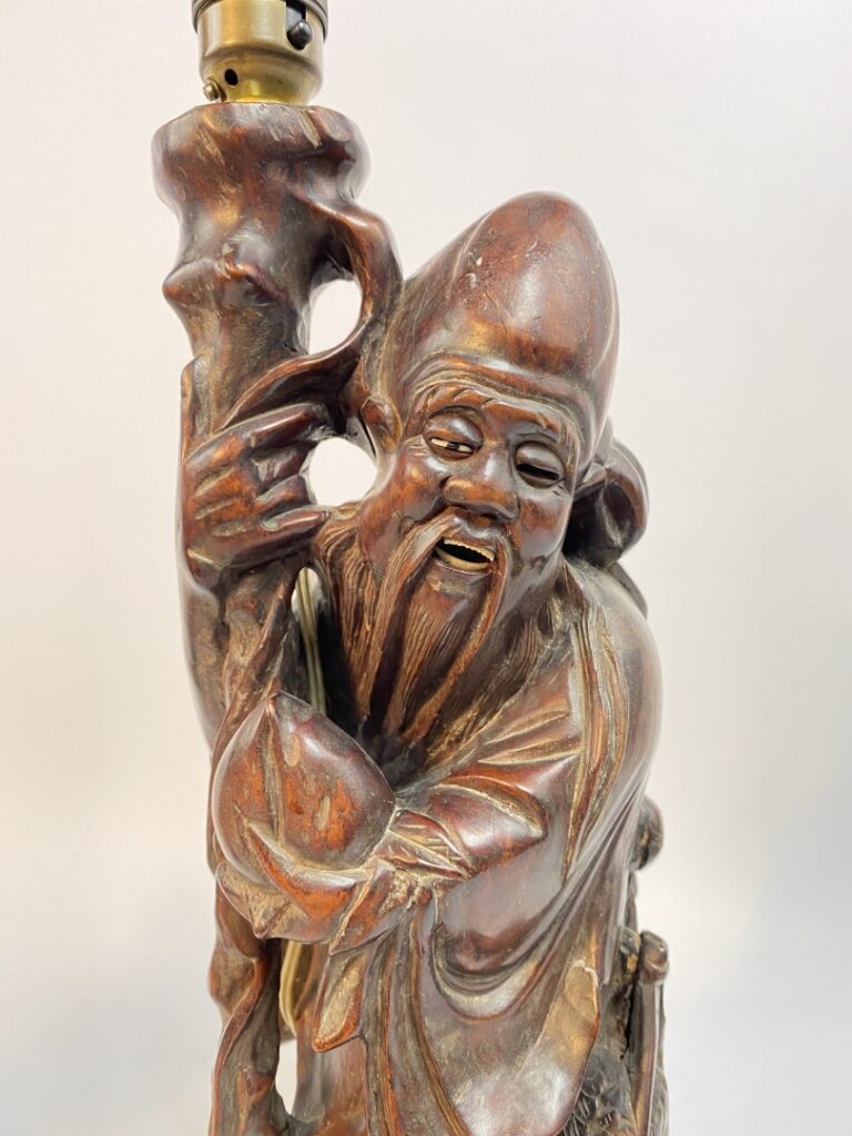CHINE, XXe siècle - Statue en bois sculpté à l'effigie de Shou Lao. Il est repr…