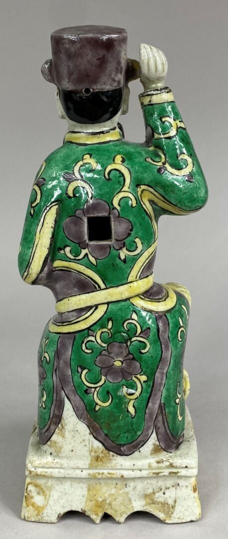 CHINE, XXe siècle - Statuette en biscuit émaillé dans le goût de la Famille ver…