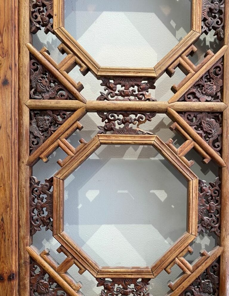 CHINE, XXe siècle - Suite de deux grands panneaux en bois sculpté et ajouré. Ri…
