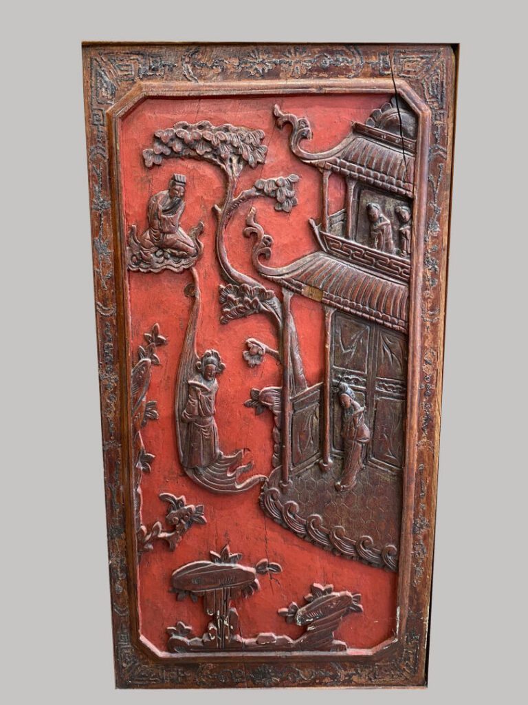 CHINE, XXe siècle - Suite de deux grands panneaux en bois sculpté et ajouré. Ri…