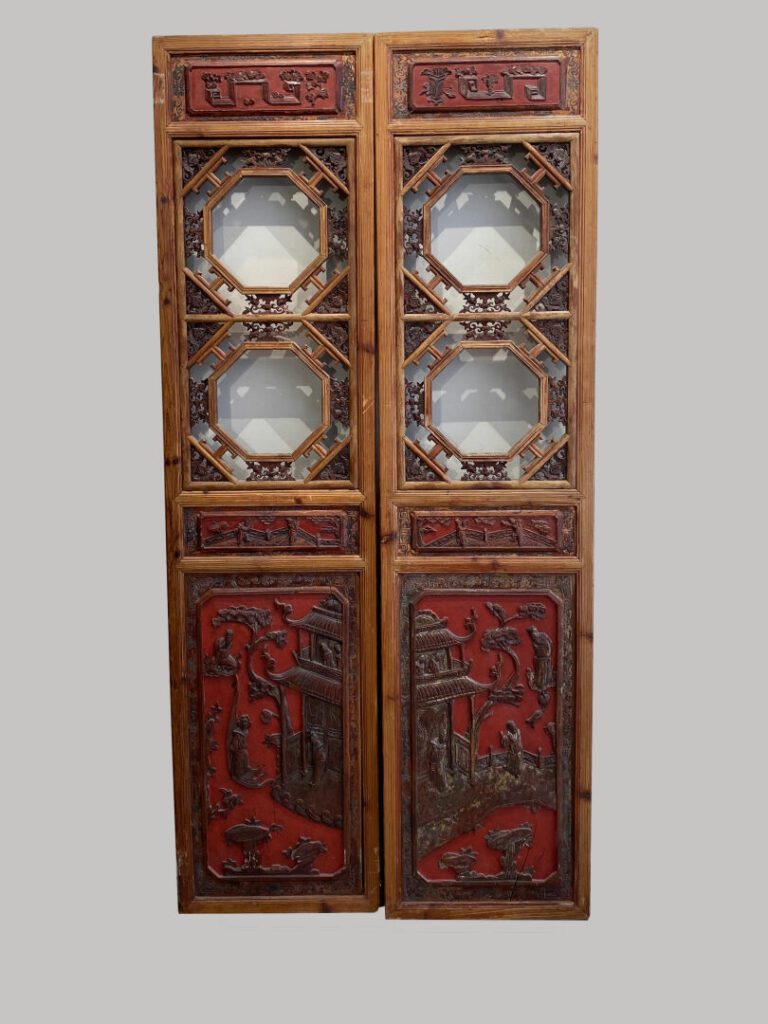 CHINE, XXe siècle - Suite de deux grands panneaux en bois sculpté et ajouré. Ri…