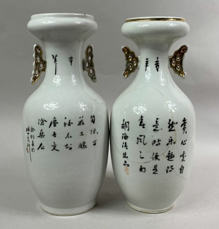 CHINE, XXe siècle - Suite de deux vases de forme queue de phénix en céramique.…