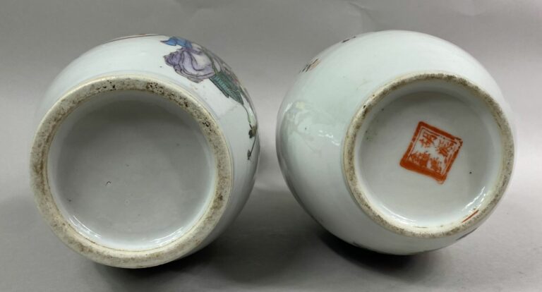 CHINE, XXe siècle - Suite de deux vases de forme queue de phénix en céramique.…