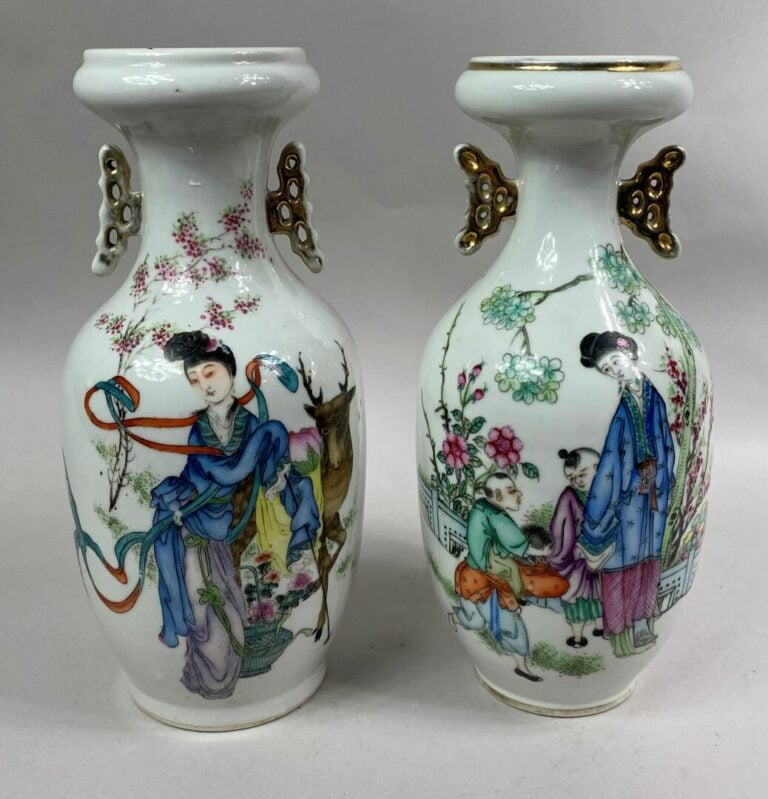 CHINE, XXe siècle - Suite de deux vases de forme queue de phénix en céramique.…