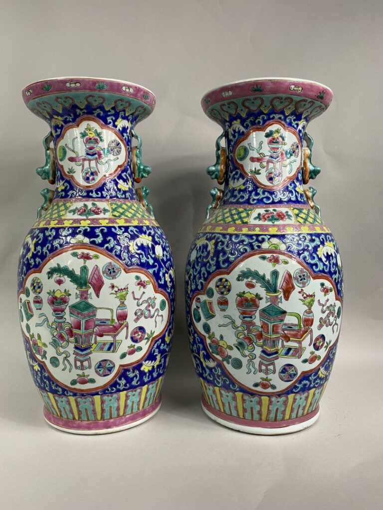 CHINE, XXe siècle - Suite de deux vases de forme queue de phénix en porcelaine…