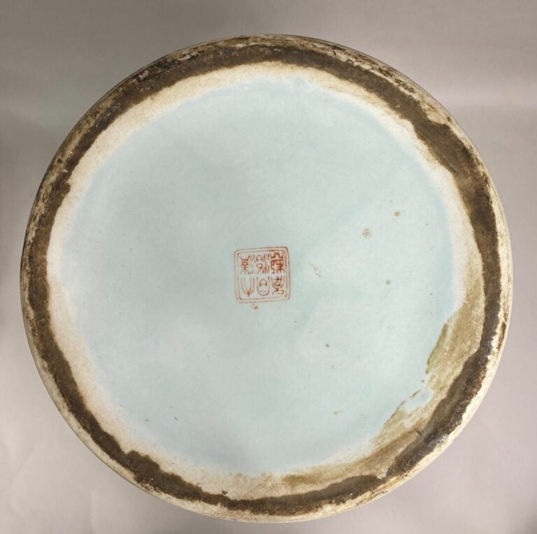 CHINE, XXe siècle - Suite de deux vases de forme queue de phénix en porcelaine…