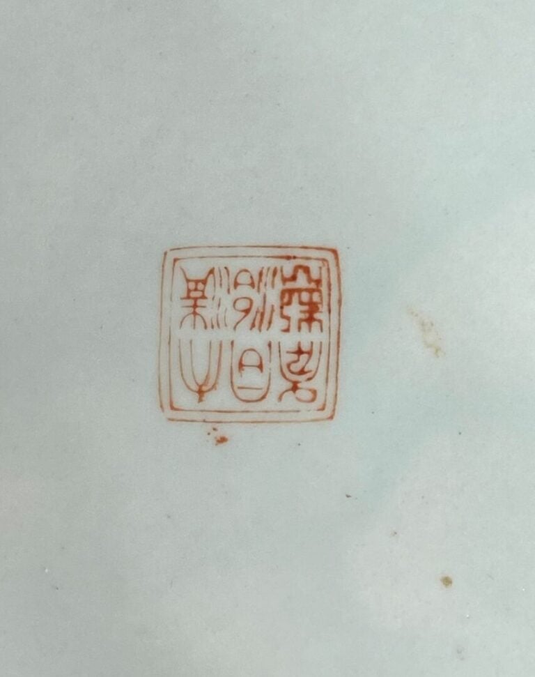 CHINE, XXe siècle - Suite de deux vases de forme queue de phénix en porcelaine…