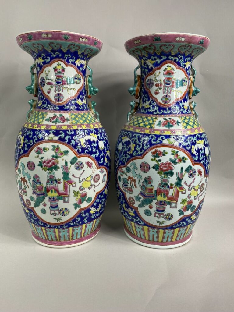 CHINE, XXe siècle - Suite de deux vases de forme queue de phénix en porcelaine…