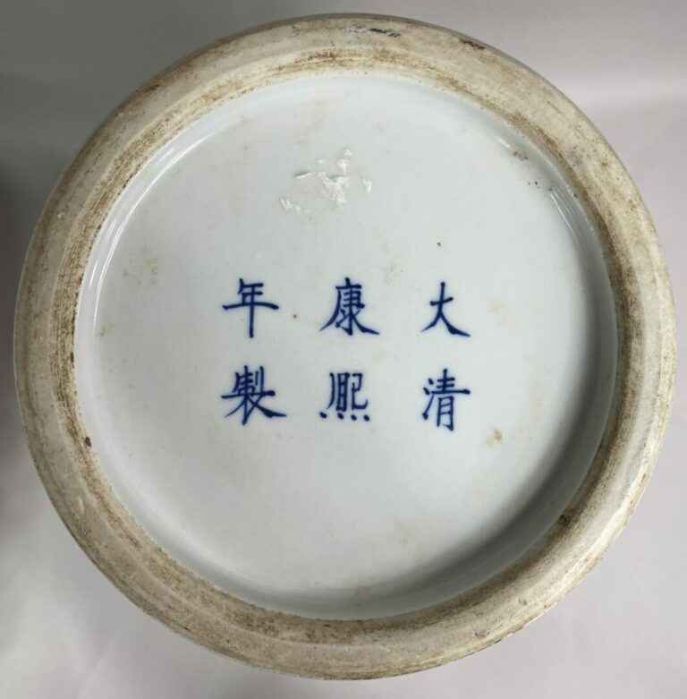 CHINE, XXe siècle - Suite de deux vases en forme de queue de phénix en porcelai…