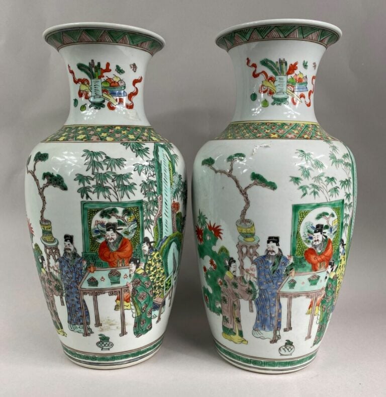 CHINE, XXe siècle - Suite de deux vases en forme de queue de phénix en porcelai…