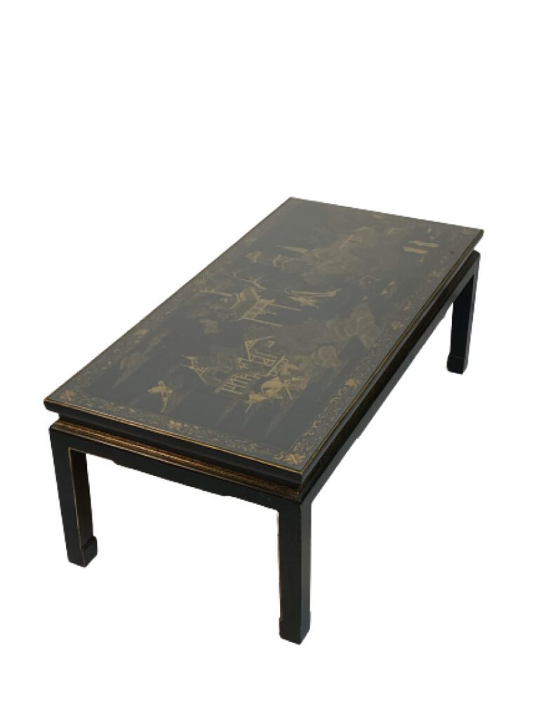 CHINE, XXe siècle - Table basse en bois noirci laqué à décor de paysage rocheux…