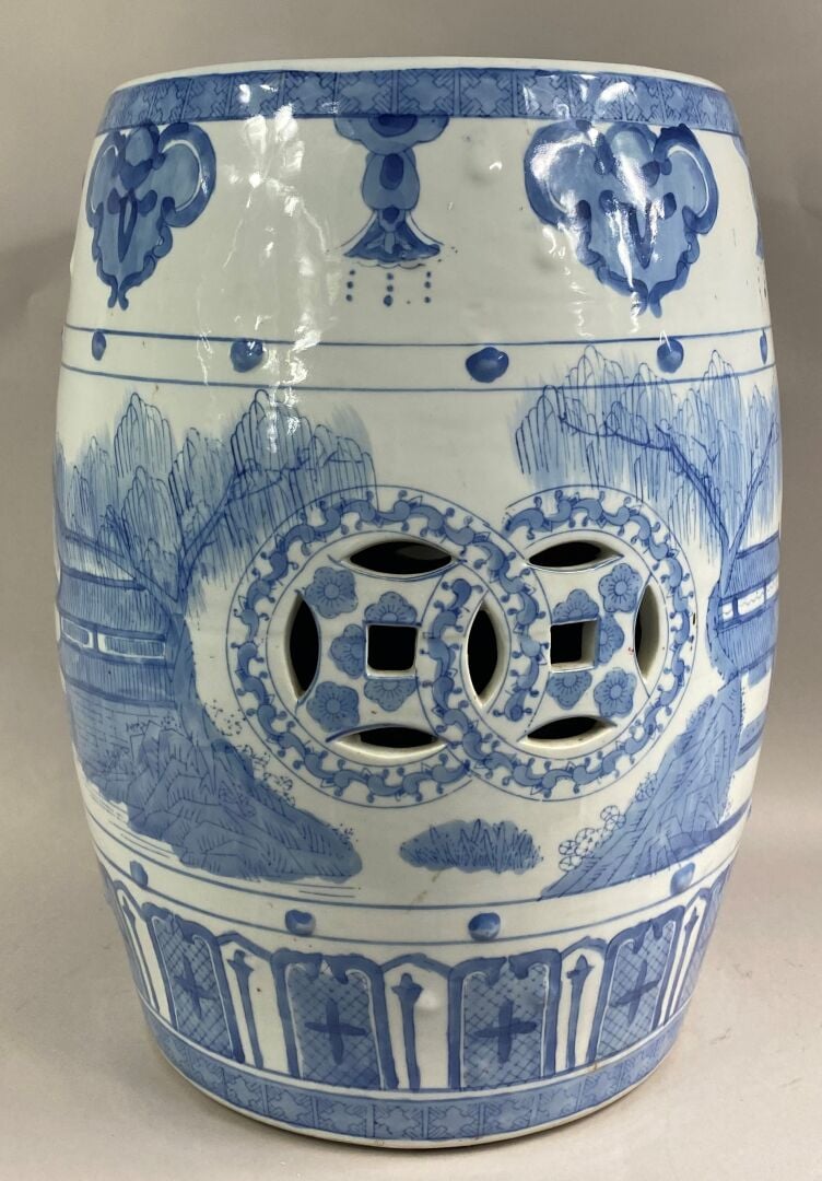 CHINE, XXe siècle - Tabouret en céramique émaillé blanc et bleu ajouré de sapèq…