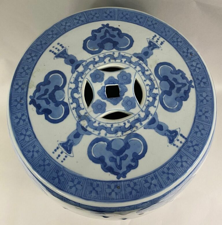 CHINE, XXe siècle - Tabouret en céramique émaillé blanc et bleu ajouré de sapèq…