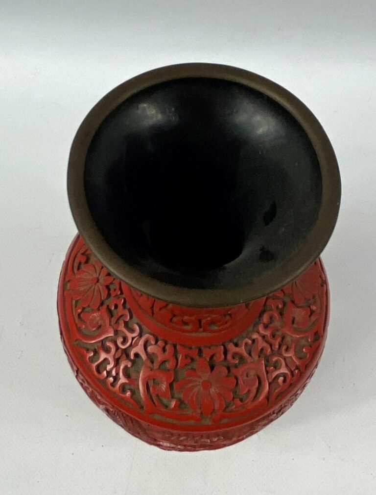CHINE, XXe siècle - Vase balustre dans le goût des laques de cinabre à décor de…