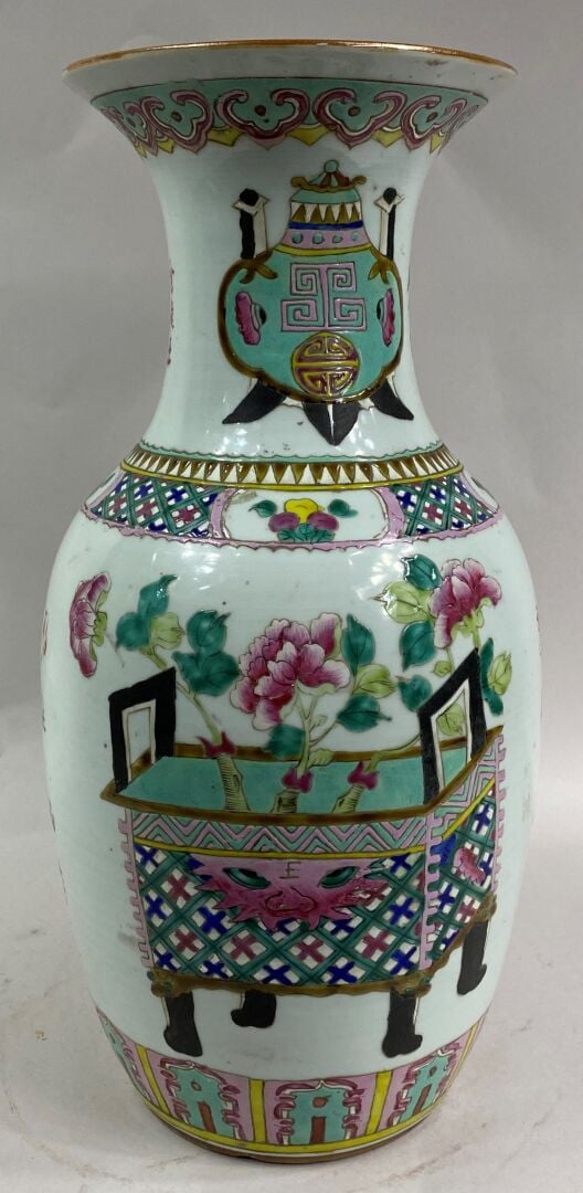 CHINE, XXe siècle - Vase balustre en céramique émaillée polychrome à décor de b…