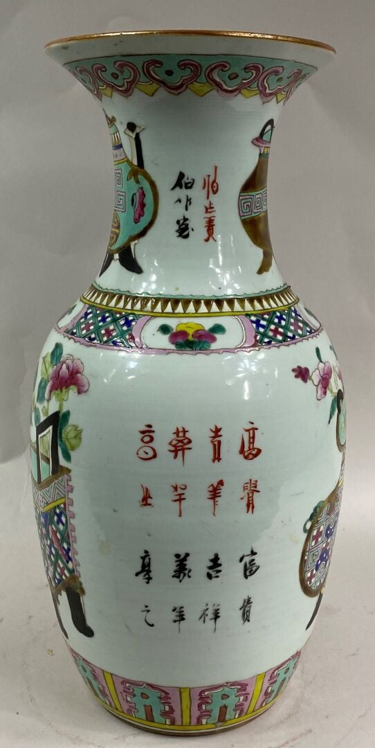 CHINE, XXe siècle - Vase balustre en céramique émaillée polychrome à décor de b…