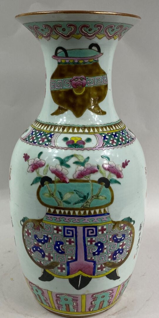 CHINE, XXe siècle - Vase balustre en céramique émaillée polychrome à décor de b…