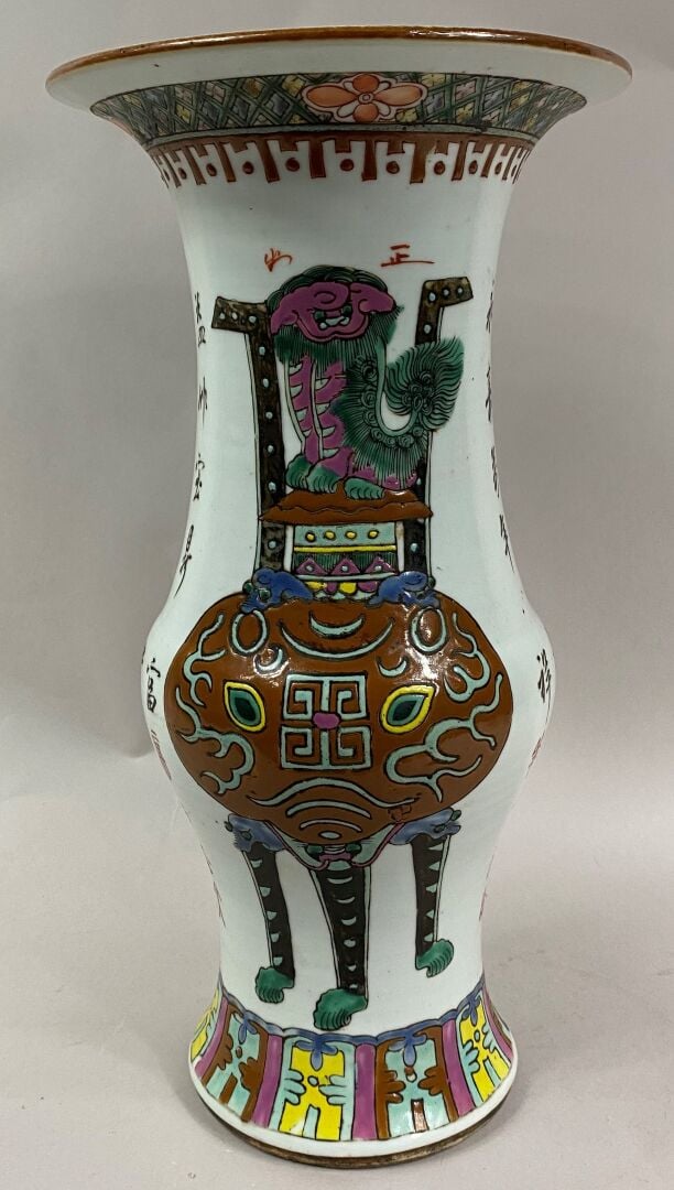 CHINE, XXe siècle - Vase balustre en porcelaine émaillée polychrome à décor de…