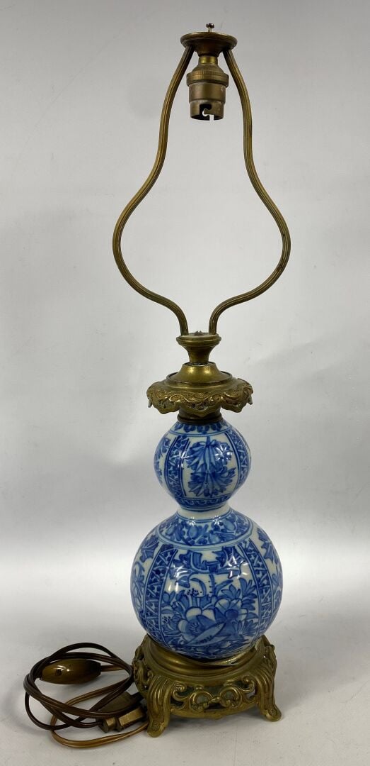 CHINE, XXe siècle - Vase double gourde en porcelaine bleu blanc à décor de fleu…