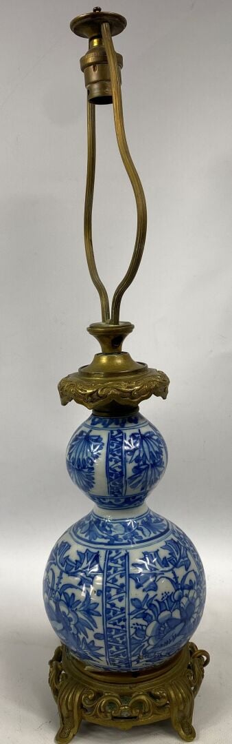 CHINE, XXe siècle - Vase double gourde en porcelaine bleu blanc à décor de fleu…