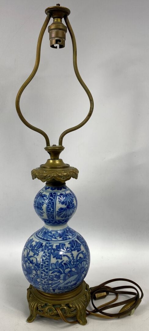 CHINE, XXe siècle - Vase double gourde en porcelaine bleu blanc à décor de fleu…