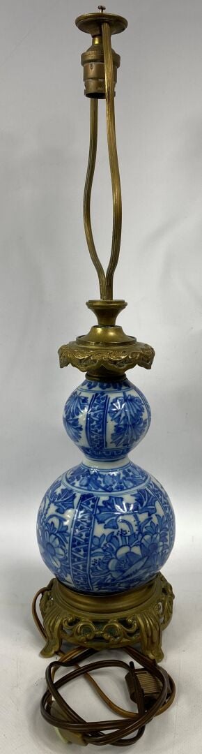 CHINE, XXe siècle - Vase double gourde en porcelaine bleu blanc à décor de fleu…