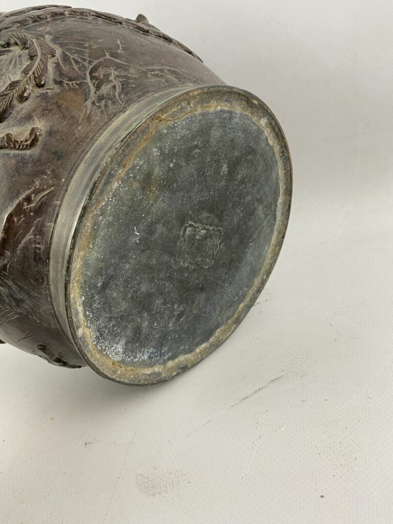 CHINE, XXe siècle - Vase en bronze à décor de phénix stylisé et de branchages f…