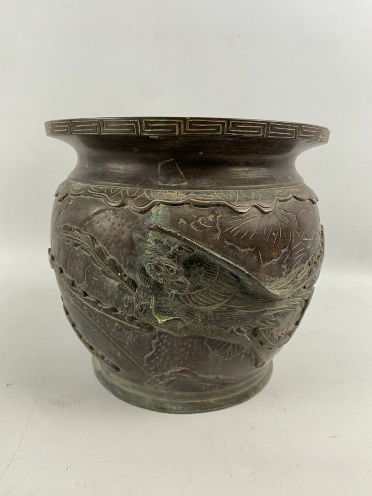 CHINE, XXe siècle - Vase en bronze à décor de phénix stylisé et de branchages f…