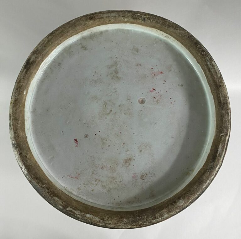 CHINE, XXe siècle - Vase en céramique émaillée à décor de pivoines dans des rés…