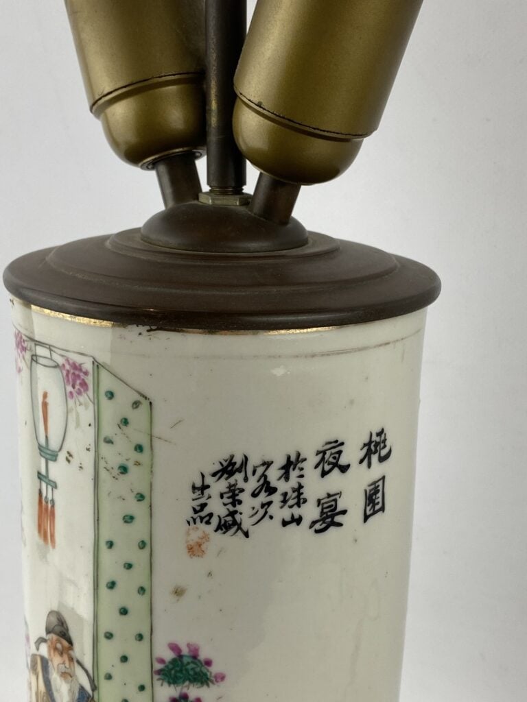 CHINE, XXe siècle - Vase rouleau en porcelaine émaillée dans le goût de la fami…