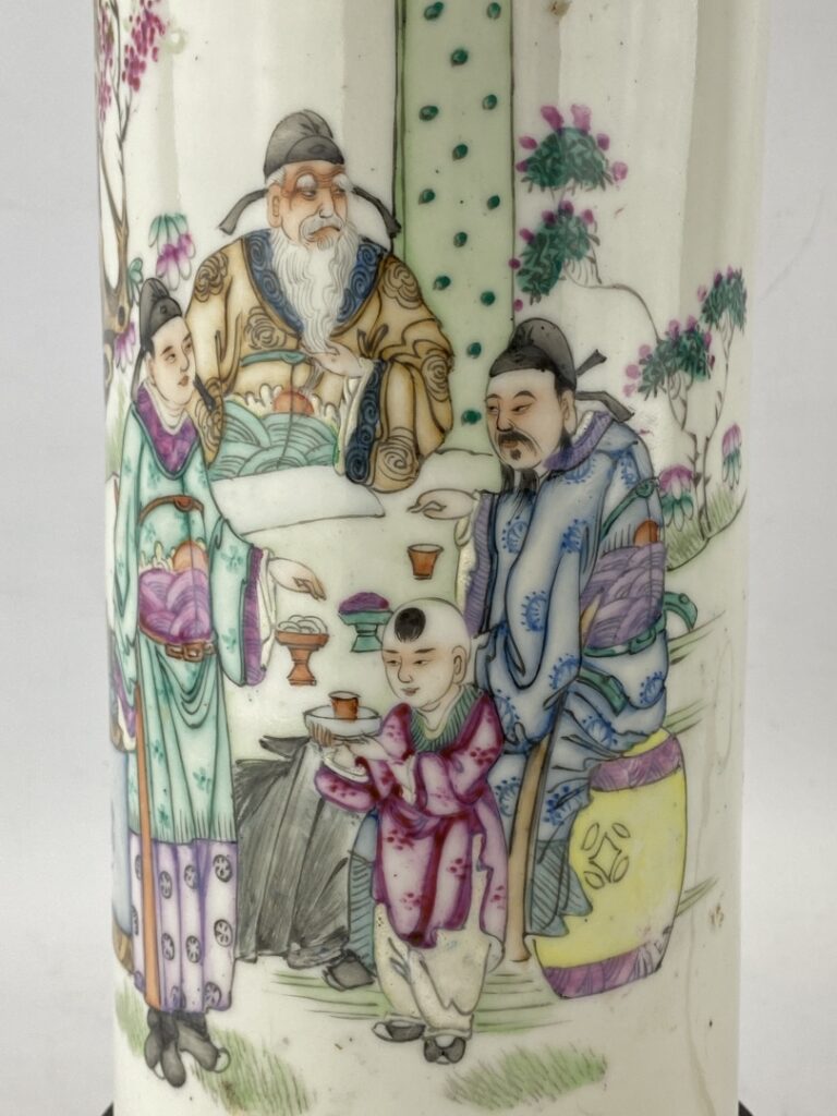 CHINE, XXe siècle - Vase rouleau en porcelaine émaillée dans le goût de la fami…