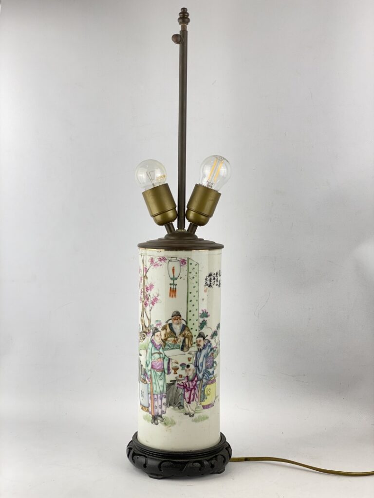 CHINE, XXe siècle - Vase rouleau en porcelaine émaillée dans le goût de la fami…